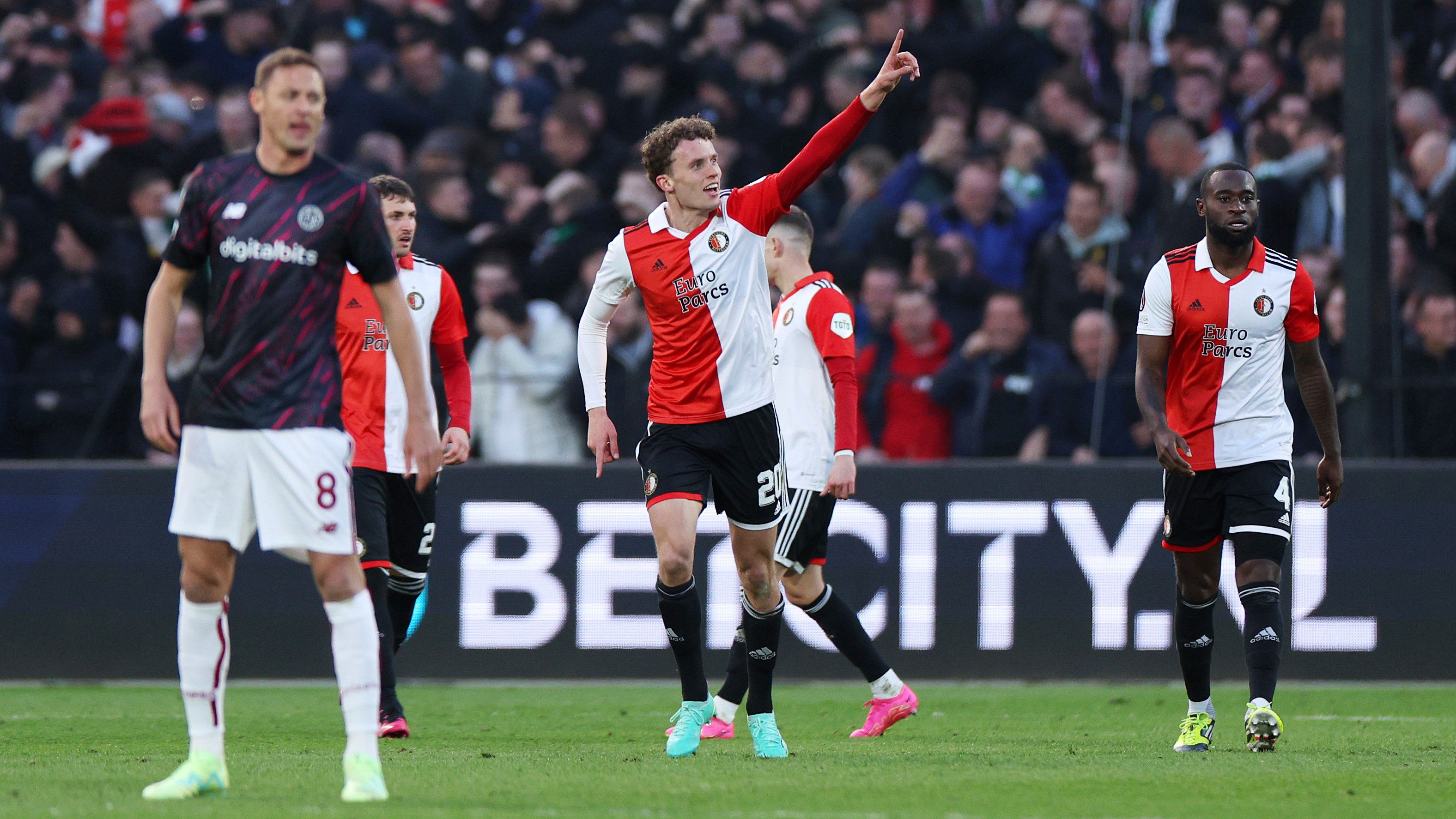 Mats Wieffer góljával előnyből várja a római visszavágót a Feyenoord – videóval