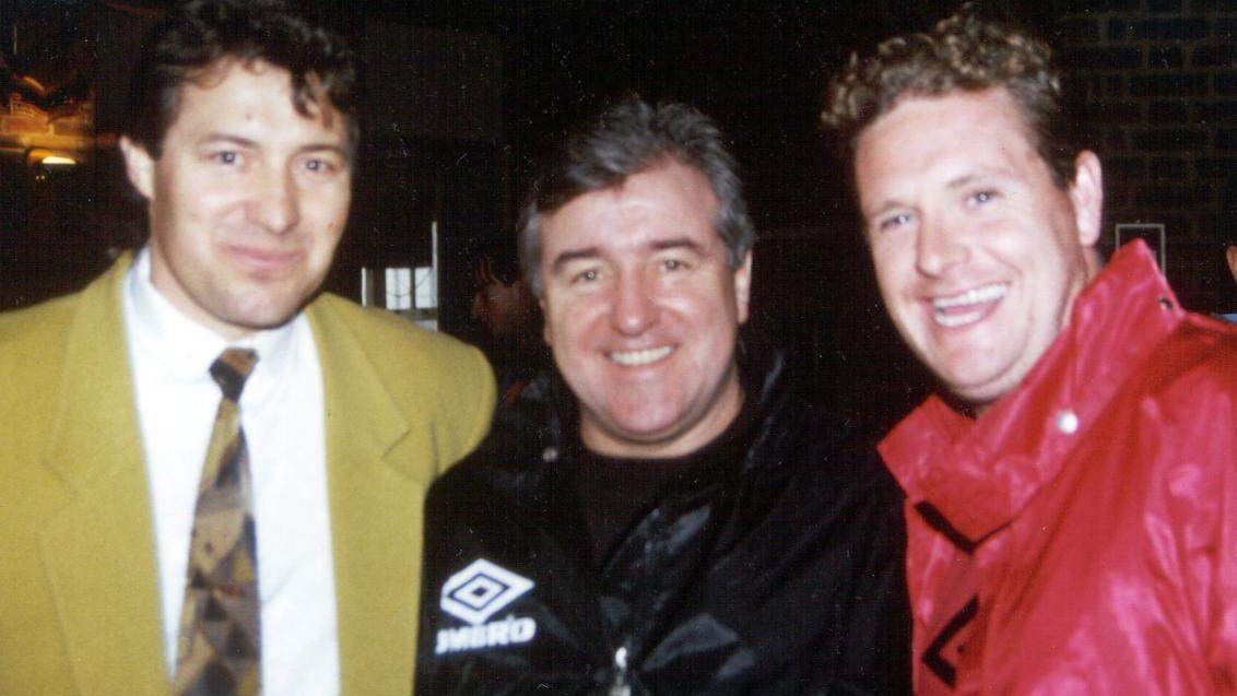 Kedves emlék 1994-ből: Terry Venables (középen) az angol válogatott szövetségi kapitánya és Paul Gascoigne (jobbra) ötvenhétszeres válogatott csatár, aki abban az időben a Lazio légiósa volt