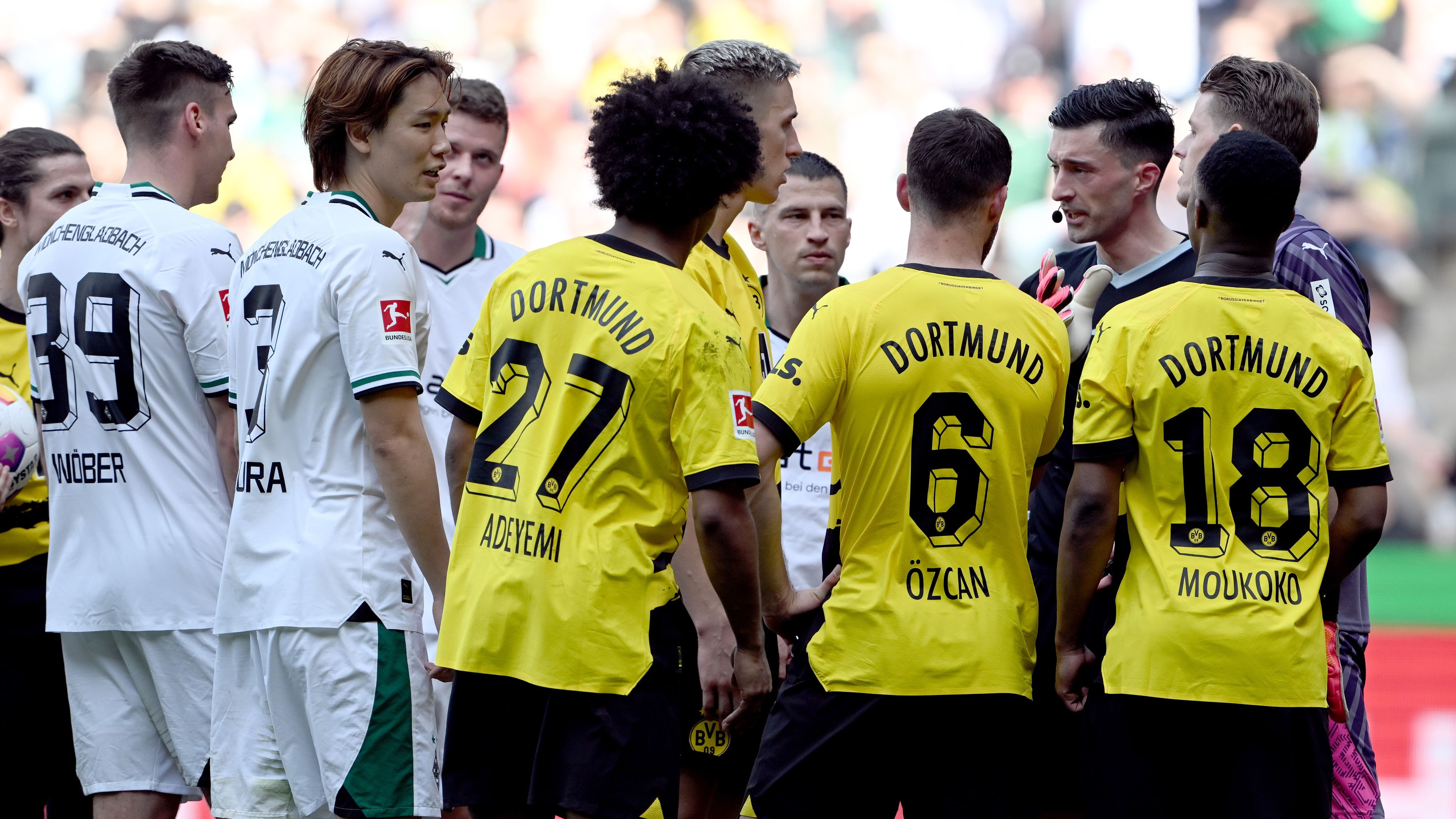 A Dortmund játékosai nem véletlenül vették körbe a játékvezetőt, nem gyakori, hogy a bíró a gólra váltott tizenegyes után vonja vissza a büntetőt