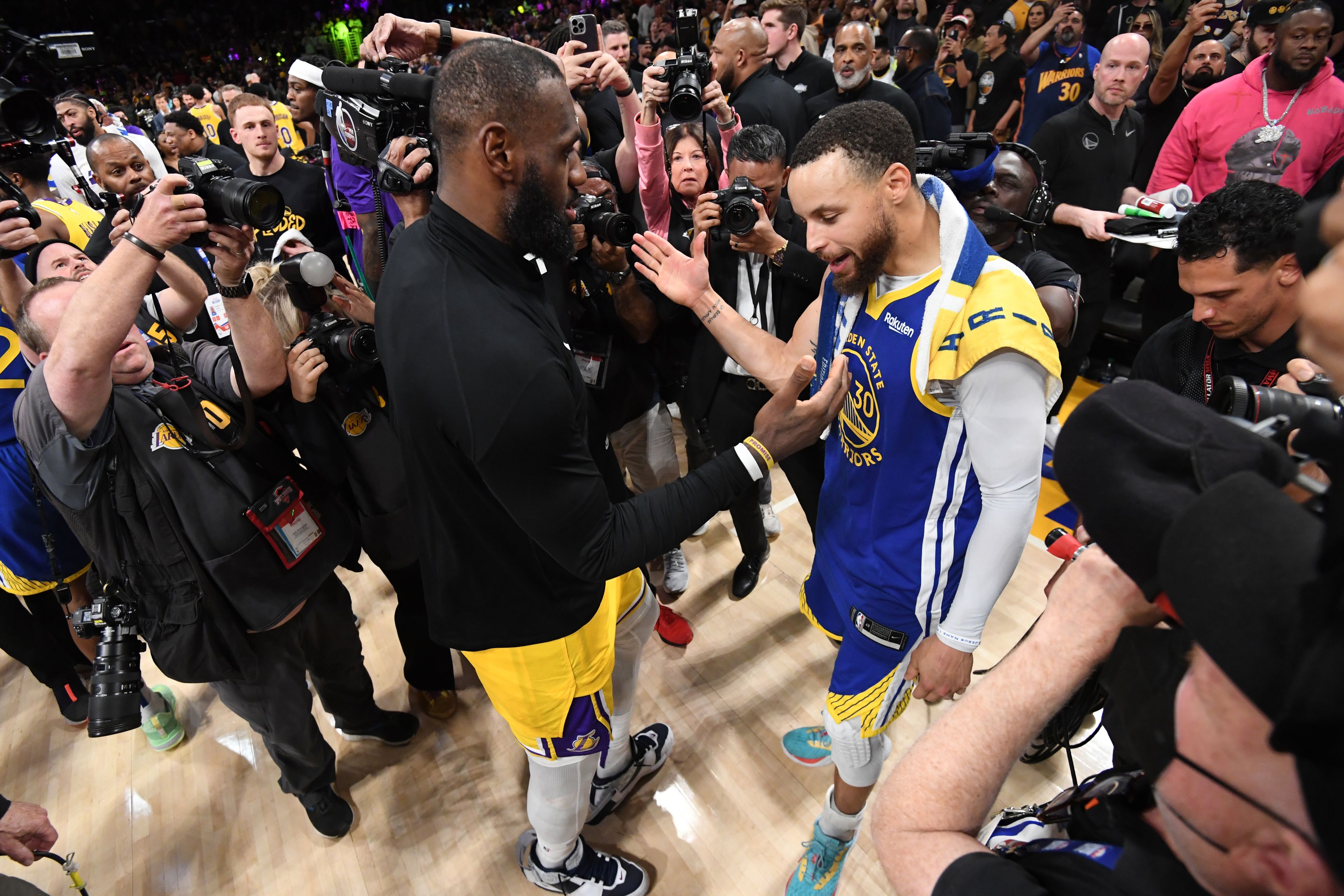 Stephen Curry (jobbra) gratulálhatott LeBron Jamesnek, ezt a párharcot most a Lakers nyerte meg