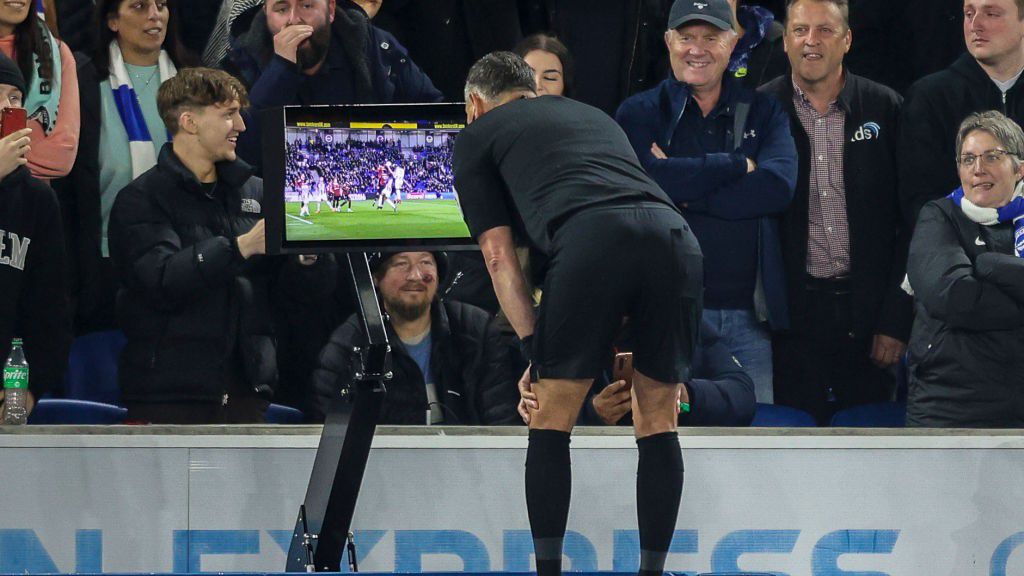 Gól. Örül az egyik csapat, dühöng a másik. Jelez a VAR, bíró visszanézi a jelenetet, s visszavonja a gólt. Öröm és düh újra, csak fordított szereposztásban (Fotó: Getty Images)
