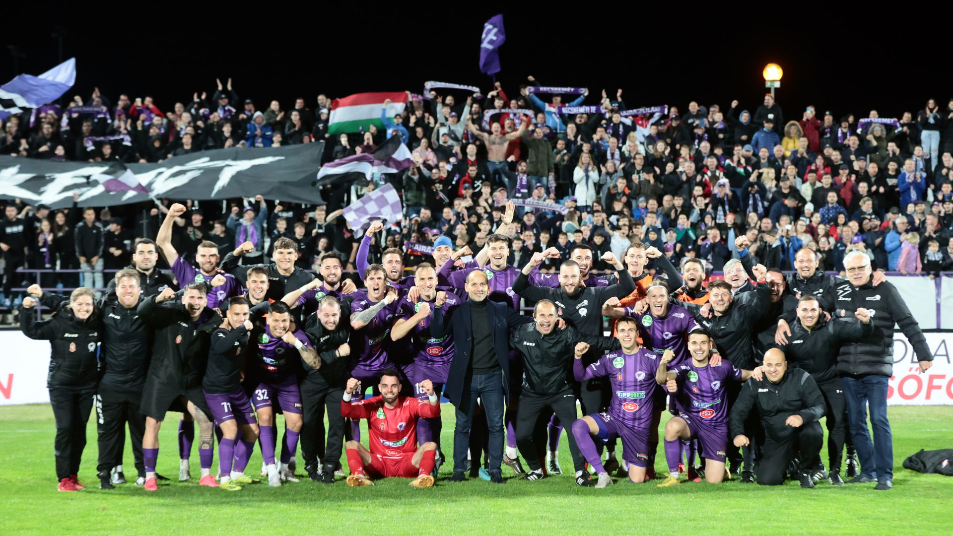 A kecskeméti játékosok önfeledten ünnepelték a Ferencváros legyőzését. Fotó: Czerkl Gábor