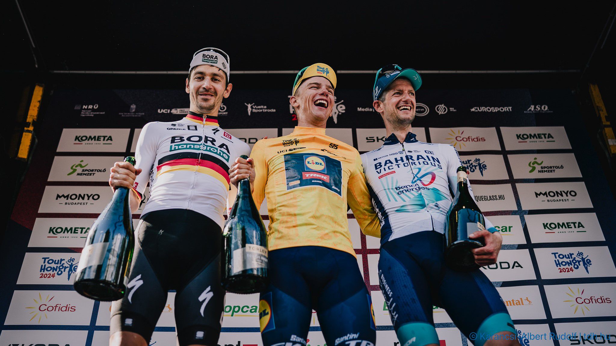 Thibau Nys (középen) a legfiatalabb összetett győztes lett a verseny újraindulása óta (Fotó: Tour de Hongrie/Facebook)