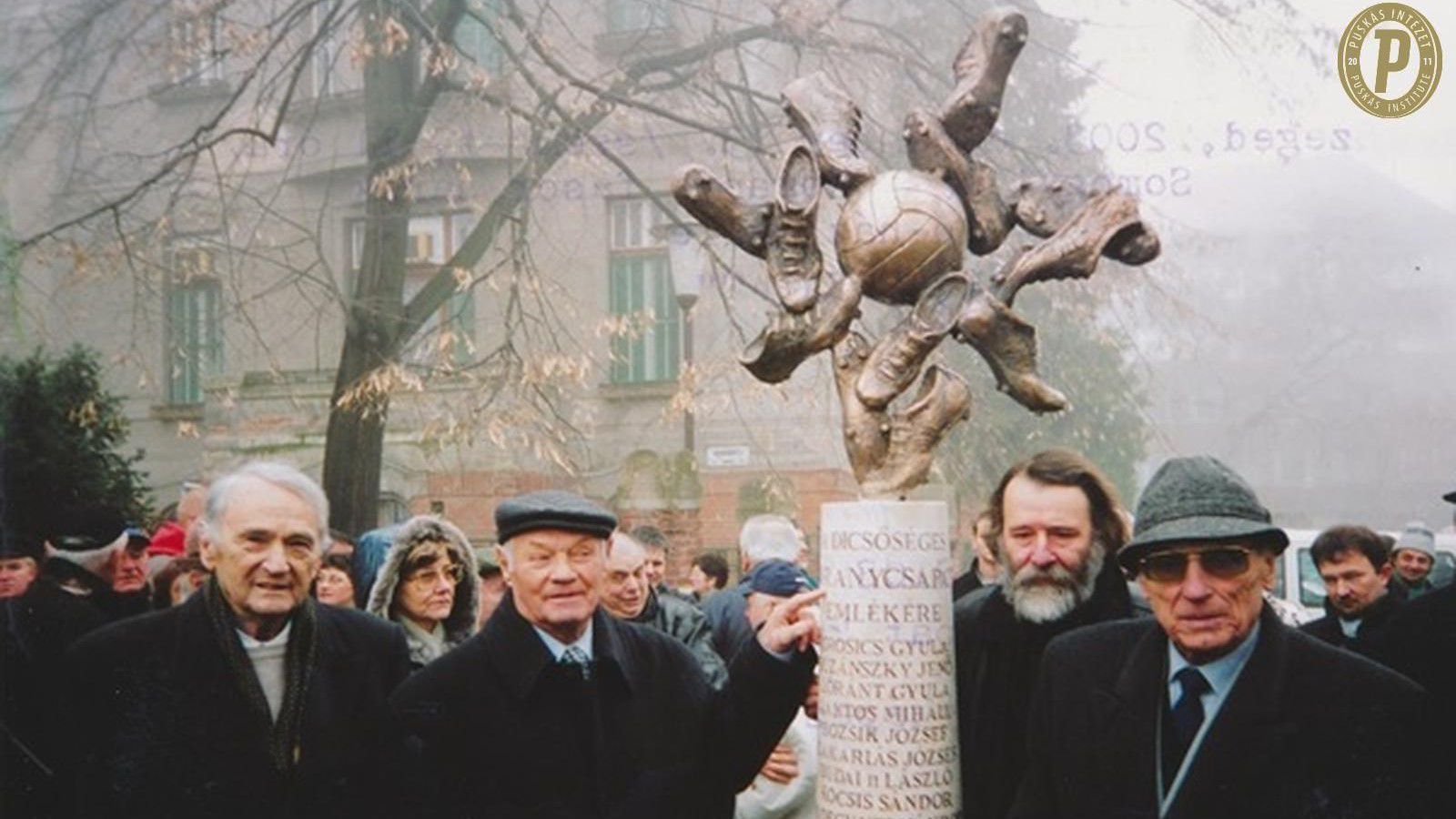 Szepesi György, Buzánszky Jenő és Grosics Gyula (jobbra) az Aranycsapat-emlékmű avatásán. (Fotó: Puskás Intézet/Grosics-hagyaték)