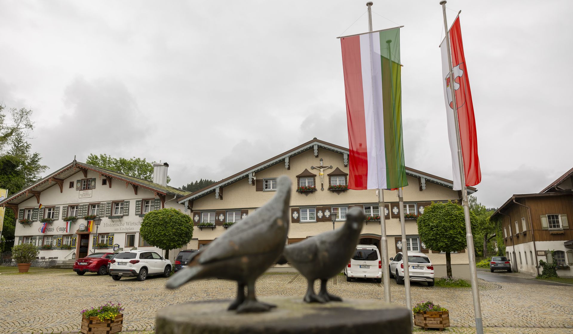 A Városháza előtti téren is lobog a méretes magyar zászló
