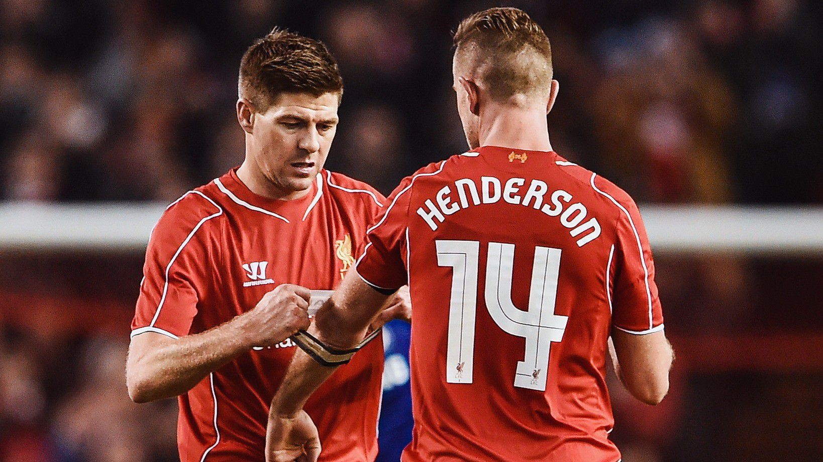 Henderson éppen Gerrardtól örökölte meg a csapatkapitányi karszalagot 2015-ben (Fotó: Liverpool FC/Facebook)