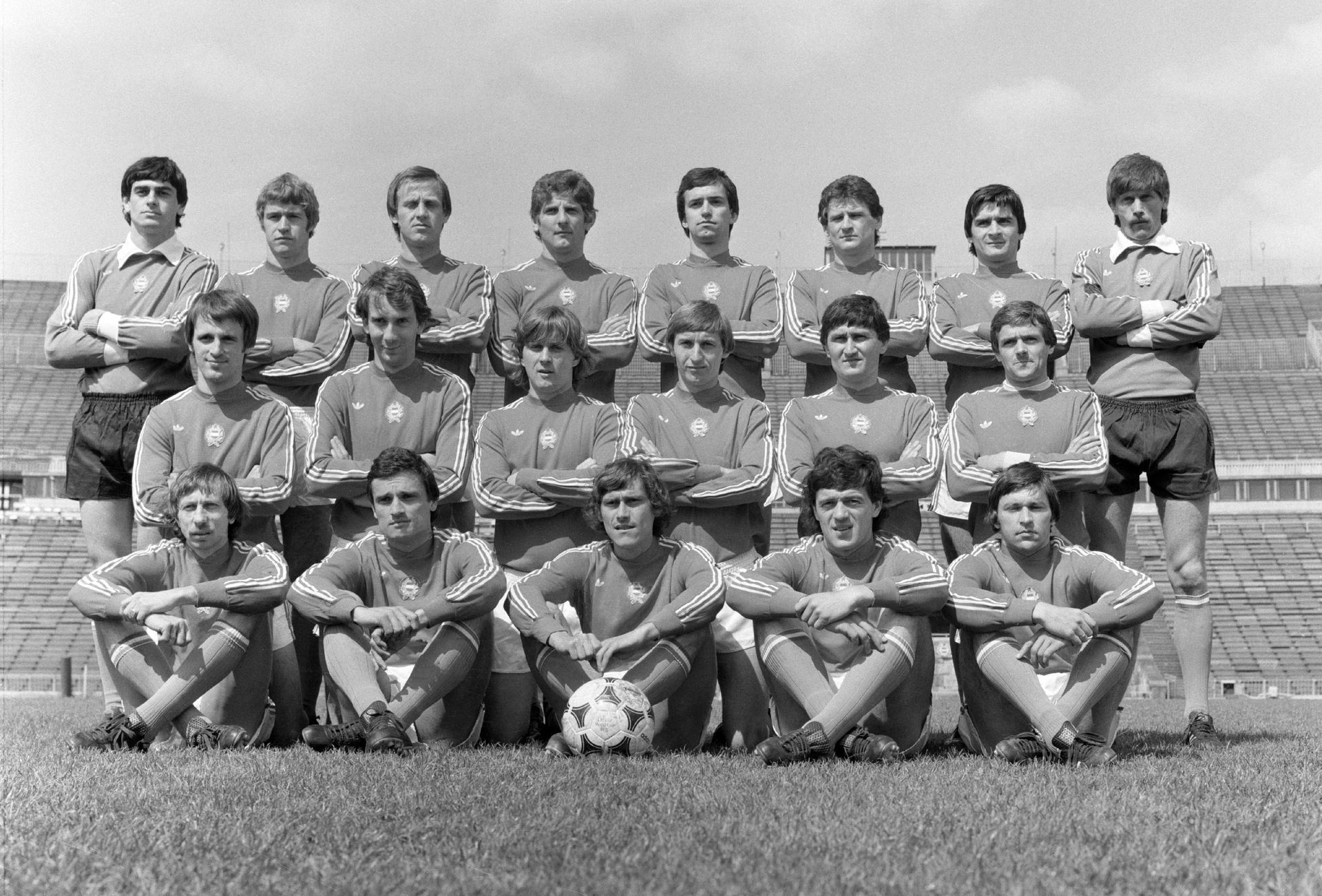 Közvetlenül az utazás előtt készült a kép a Népstadionban az 1978-as világbajnokságra nevezett játékosokról, Kereki Zoltán a középső sorban balról az első. (Fotó: Németh Ferenc/MTI)