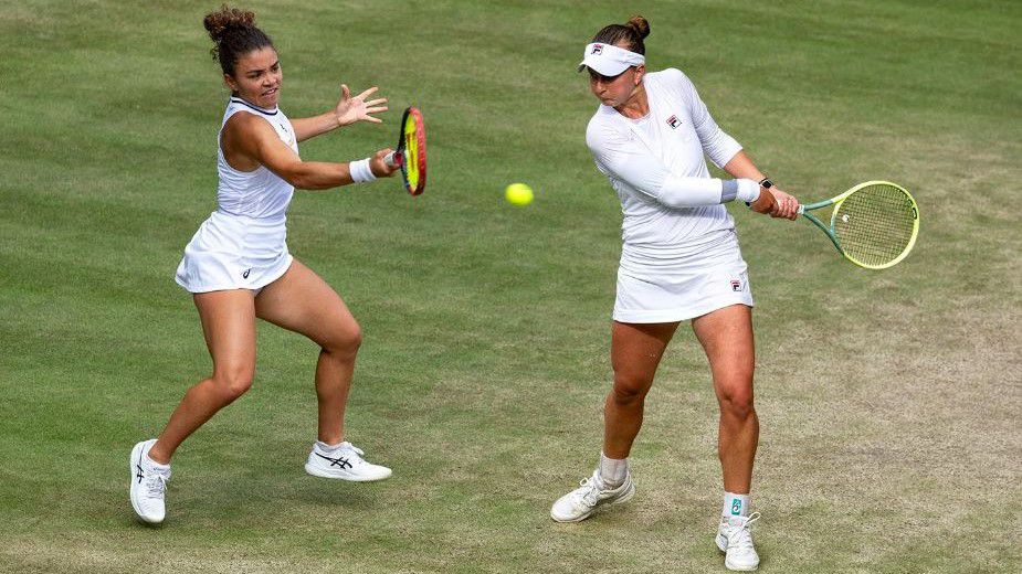 Jasmine Paolini (balra) és Barbora Krejcíková vívja a wimbledoni teniszbajnokság női egyesének döntőjét (Montázs: wimbledon.com)