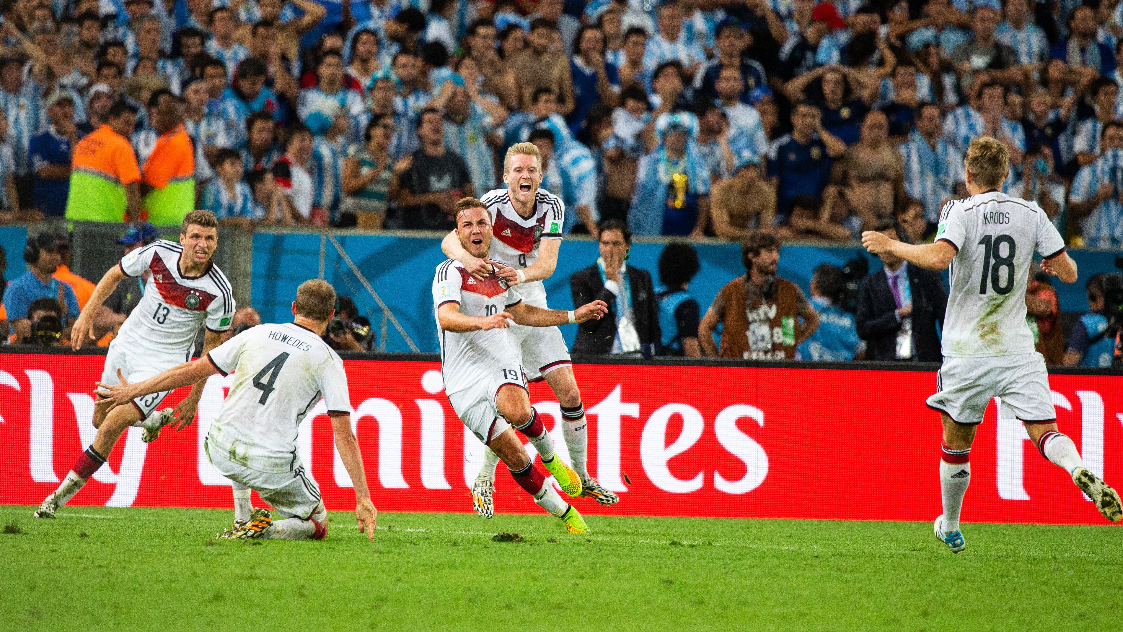 Schürrle a csúcson: a vb-t eldöntő gólt szerző Mario Götze nyakában (Fotó: Getty Images)