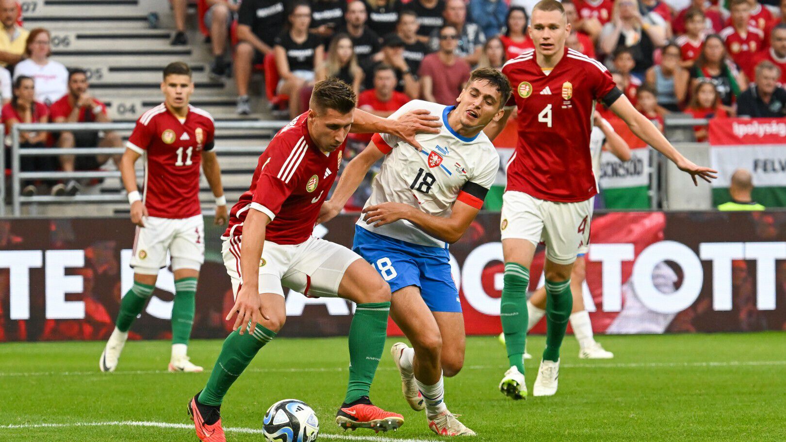 Szalai Attila (4) pályára léphet a következő selejtezőn is, de Willi Orbán nem küzdhet meg a szerb támadókkal (Fotó: mlsz.hu)