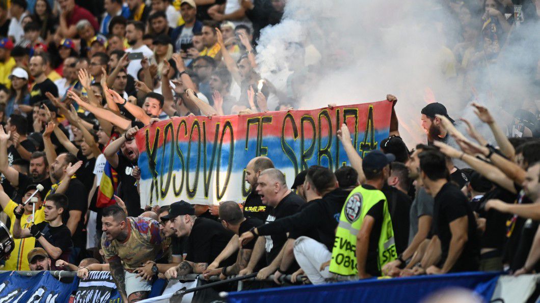„Koszovó az Szerbia” – hirdették a román szurkolók (Fotó: digisport.ro/profimedia)
