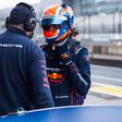 Max Verstappen egy Porschéval versenyez az F1-es szezon közben