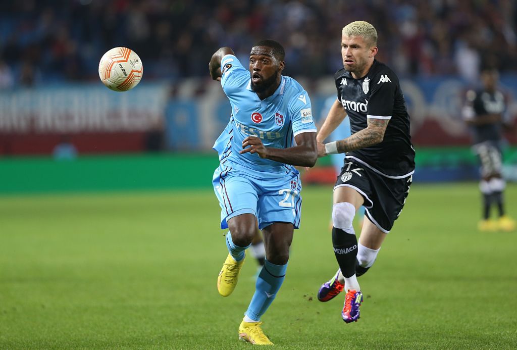 Djaniny (balra) és a monacói Herique harcol a labdáért a két csapat Európa-liga meccsén (Fotó: Getty Images)