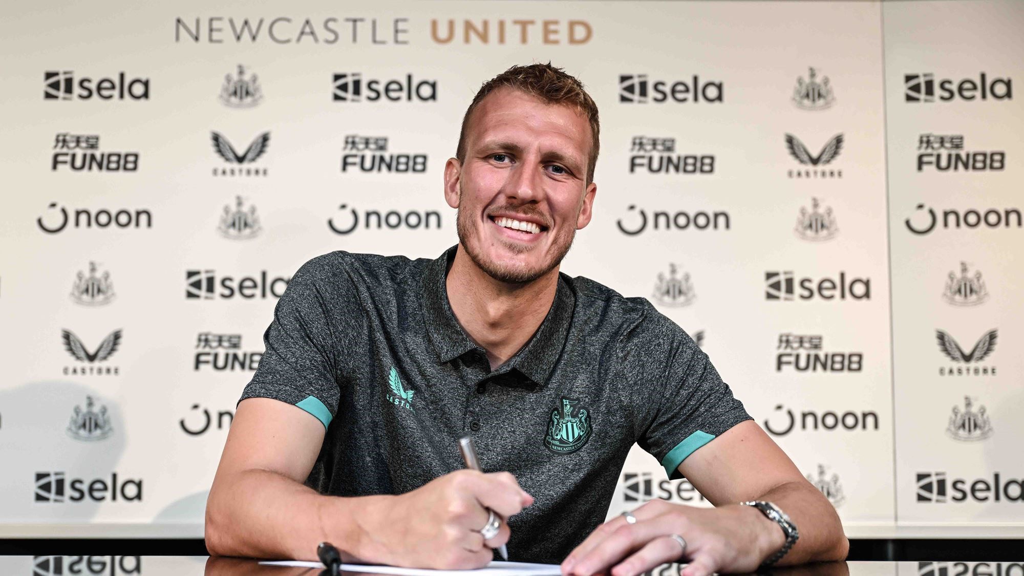 Új szerződést írt alá a Newcastle United kulcsembere – hivatalos