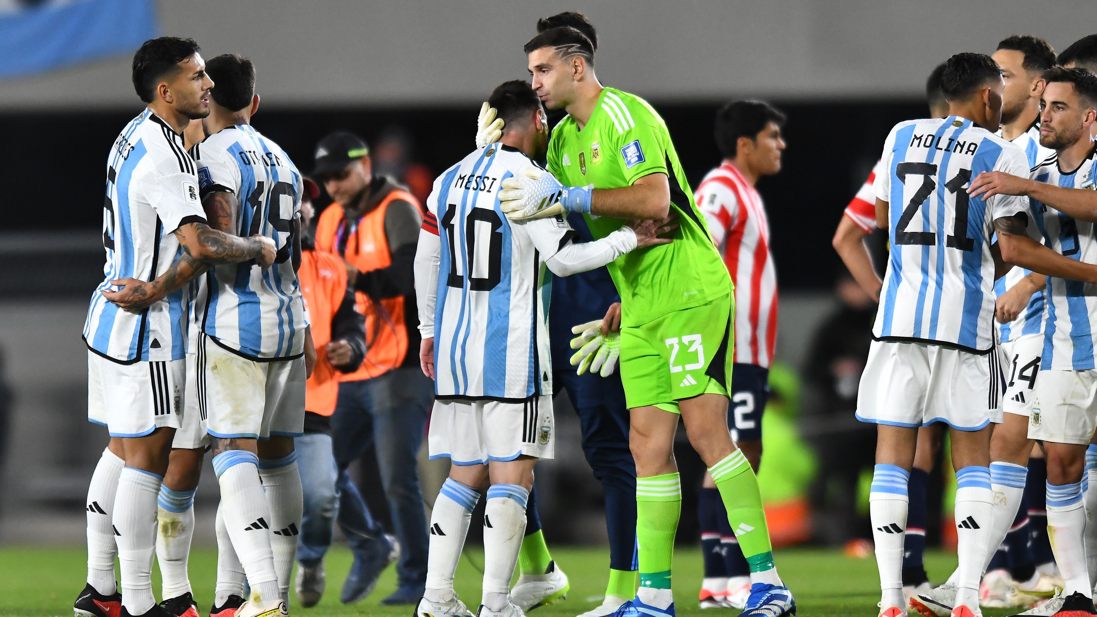 Tras su lesión, Messi también jugó y Martínez impuso el récord