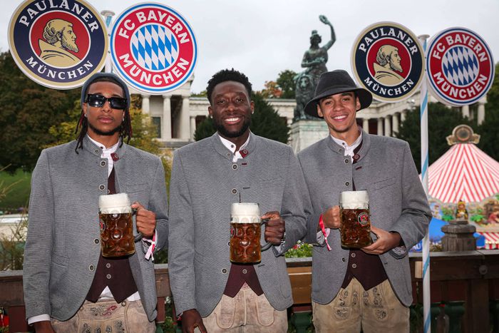 Alphonso Davies, Jamal Musiala, és Michael Olise a müncheni Oktoberfesten tradícionális bajor viseletben