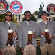 Alphonso Davies, Jamal Musiala, és Michael Olise a müncheni Oktoberfesten tradícionális bajor viseletben