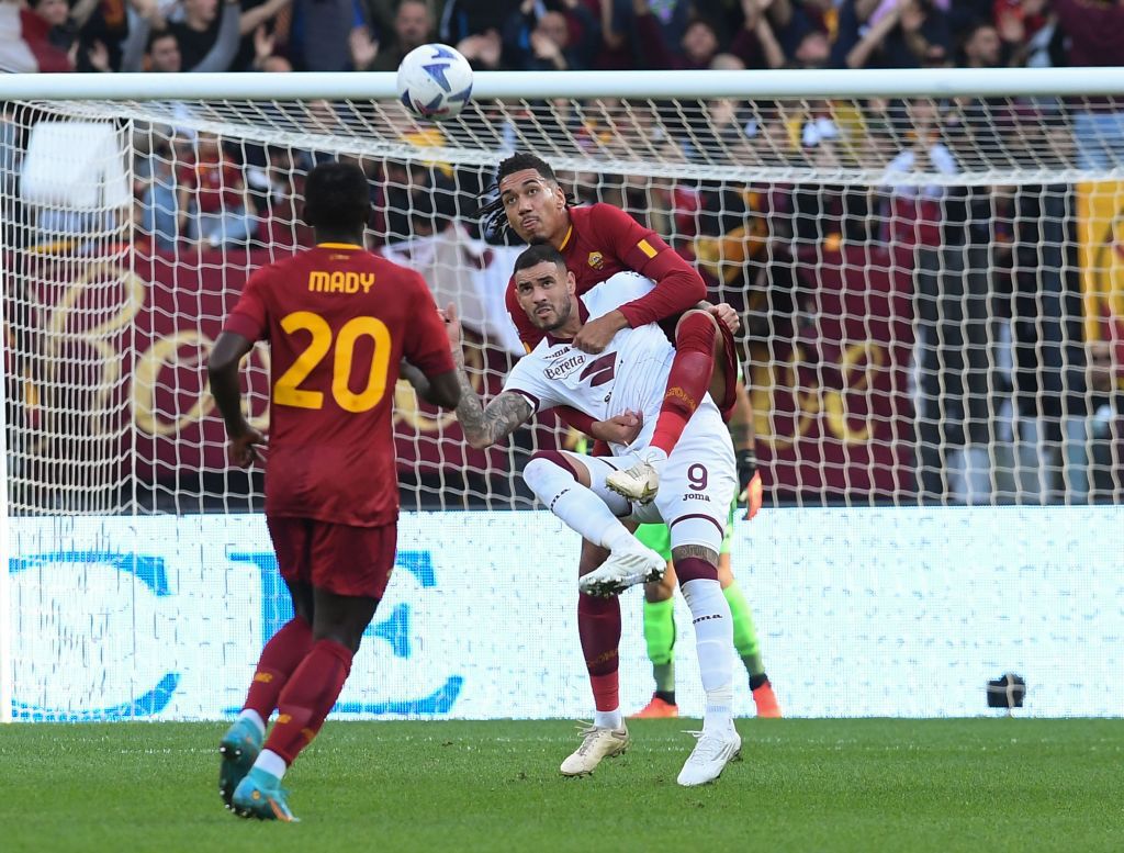 Chris Smalling Antonio Sanabria nyakában az AS Roma–Torino meccsen (Fotó: Getty Images)