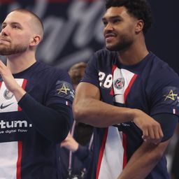 Máthé Dominik (középen) elhagyja a PSG-t