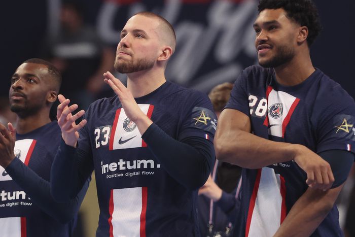 Máthé Dominik (középen) elhagyja a PSG-t