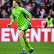 Manuel Neuer mutatja be az Eb hivatalos labdáját