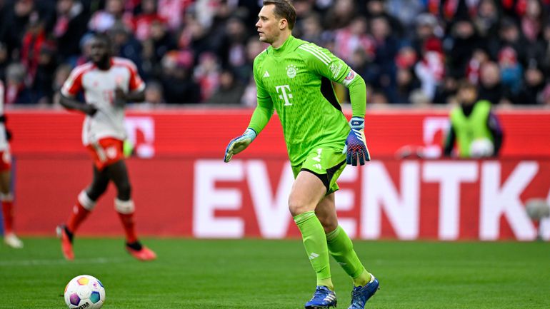 Manuel Neuer mutatja be az Eb hivatalos labdáját