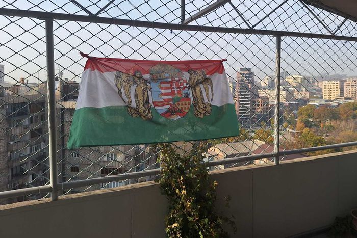 A magyar zászló a jereváni szállás teraszát díszíti