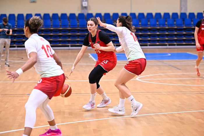 Zajlik a felkészülés a női válogatottnál (Fotó: www.facebook.com/hunbasket1)