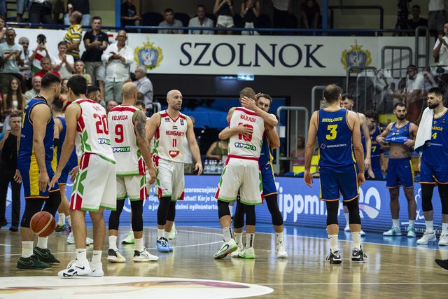 A magyar csapat a Románia elleni győzelem után (Fotó: Bodnár Boglárka - MTI)