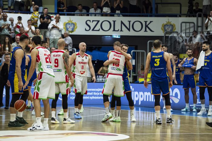 A magyar csapat a Románia elleni győzelem után (Fotó: Bodnár Boglárka - MTI)