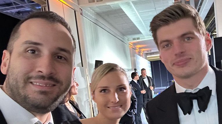 Max Verstappen (jobbra) készségesen összeállt egy közös képre Kiss Norberttel és a barátnőjével, Mártival a bolognai gálán / Fotó: Instagram
