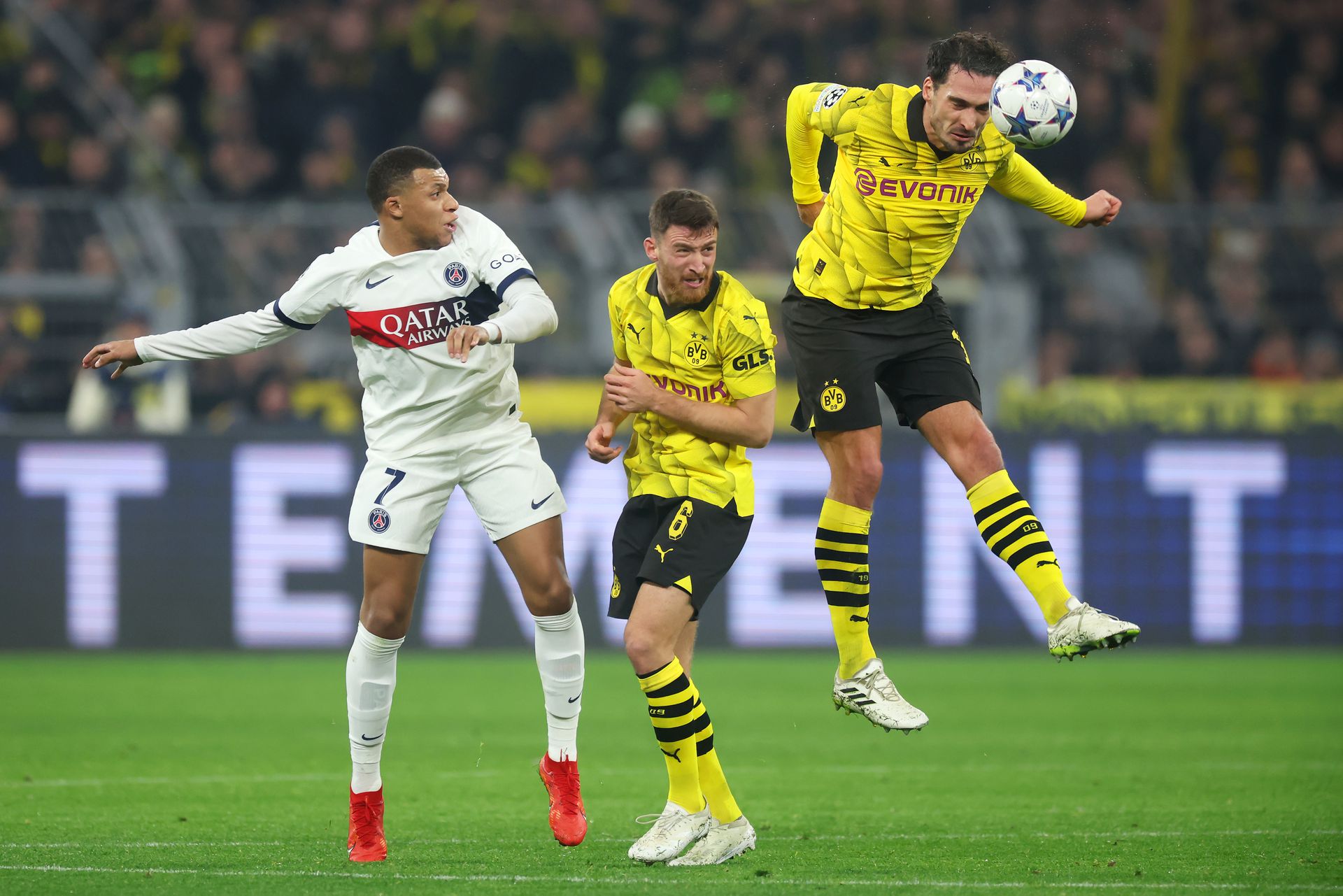 A Dortmund–PSG első félidejében Mbappé (balra) és Hummels is vezetést szerezhetett volna saját csapatának Fotó: Getty Images