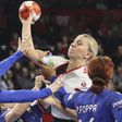 A francia Tamara Horacek (b), Chloé Valentini (b2) és Pauletta Foppa (j), valamint a dán Michala Elsberg Möller (j2) a női kézilabda Európa-bajnokság elődöntőjében játszott Franciaország–Dánia mérkőzésen (Fotó: MTI/Tóth Zsombor)