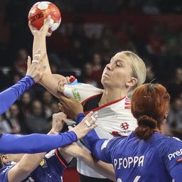 A francia Tamara Horacek (b), Chloé Valentini (b2) és Pauletta Foppa (j), valamint a dán Michala Elsberg Möller (j2) a női kézilabda Európa-bajnokság elődöntőjében játszott Franciaország–Dánia mérkőzésen (Fotó: MTI/Tóth Zsombor)