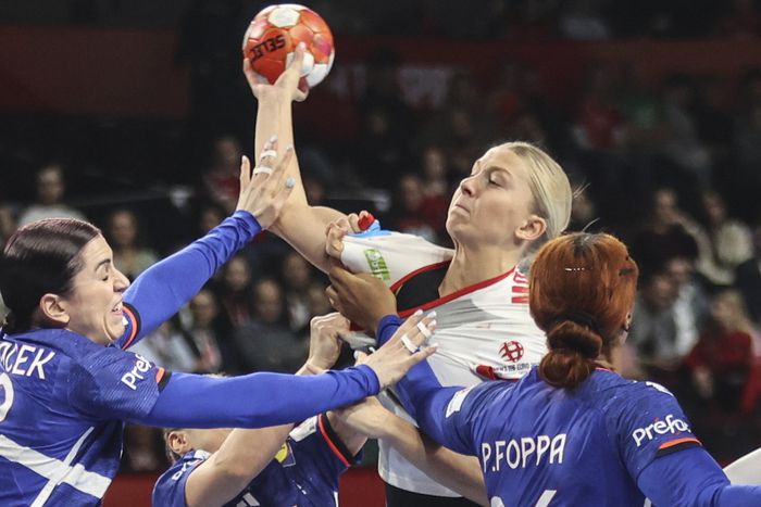 A francia Tamara Horacek (b), Chloé Valentini (b2) és Pauletta Foppa (j), valamint a dán Michala Elsberg Möller (j2) a női kézilabda Európa-bajnokság elődöntőjében játszott Franciaország–Dánia mérkőzésen (Fotó: MTI/Tóth Zsombor)