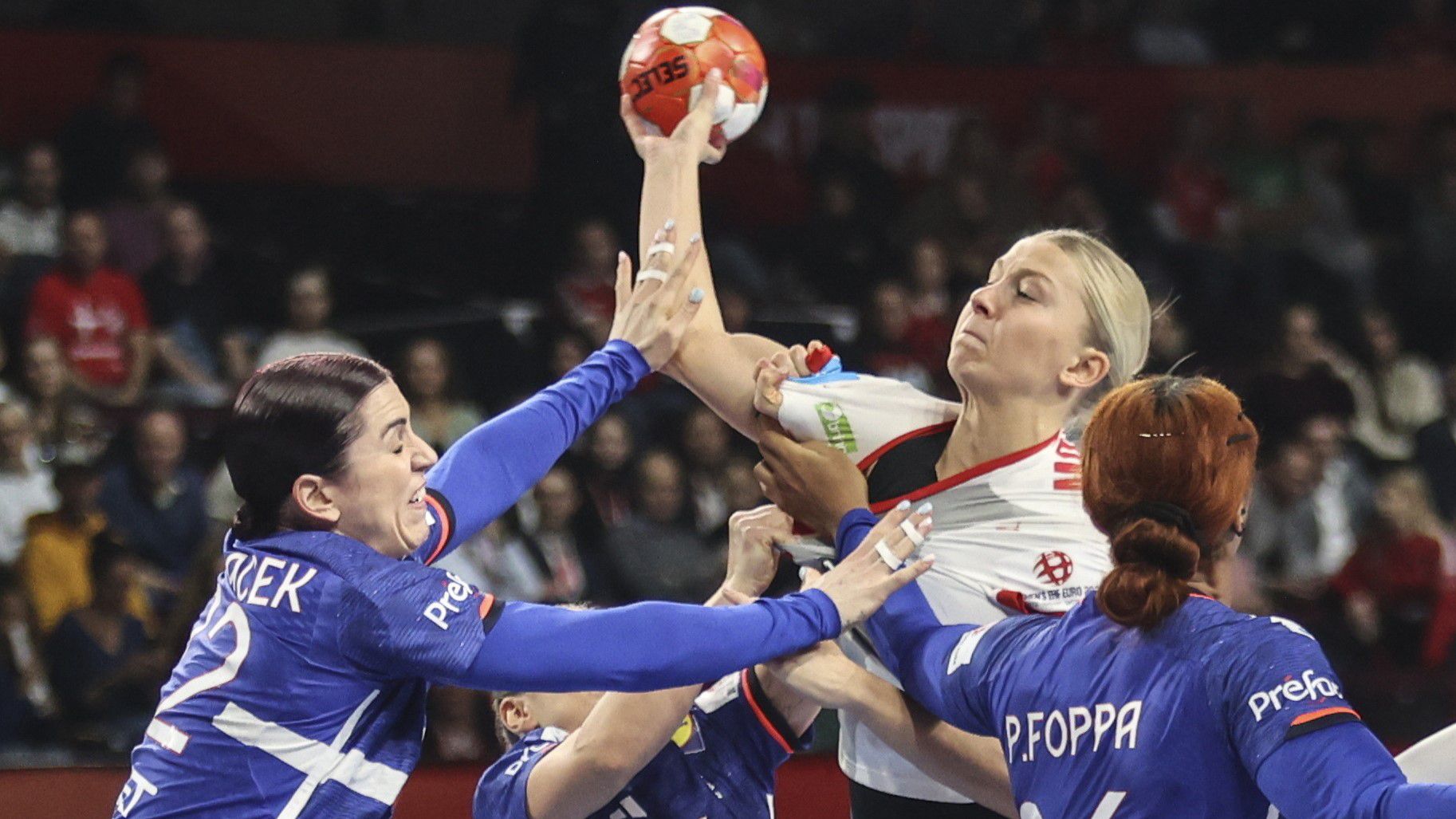 A francia Tamara Horacek (b), Chloé Valentini (b2) és Pauletta Foppa (j), valamint a dán Michala Elsberg Möller (j2) a női kézilabda Európa-bajnokság elődöntőjében játszott Franciaország–Dánia mérkőzésen (Fotó: MTI/Tóth Zsombor)