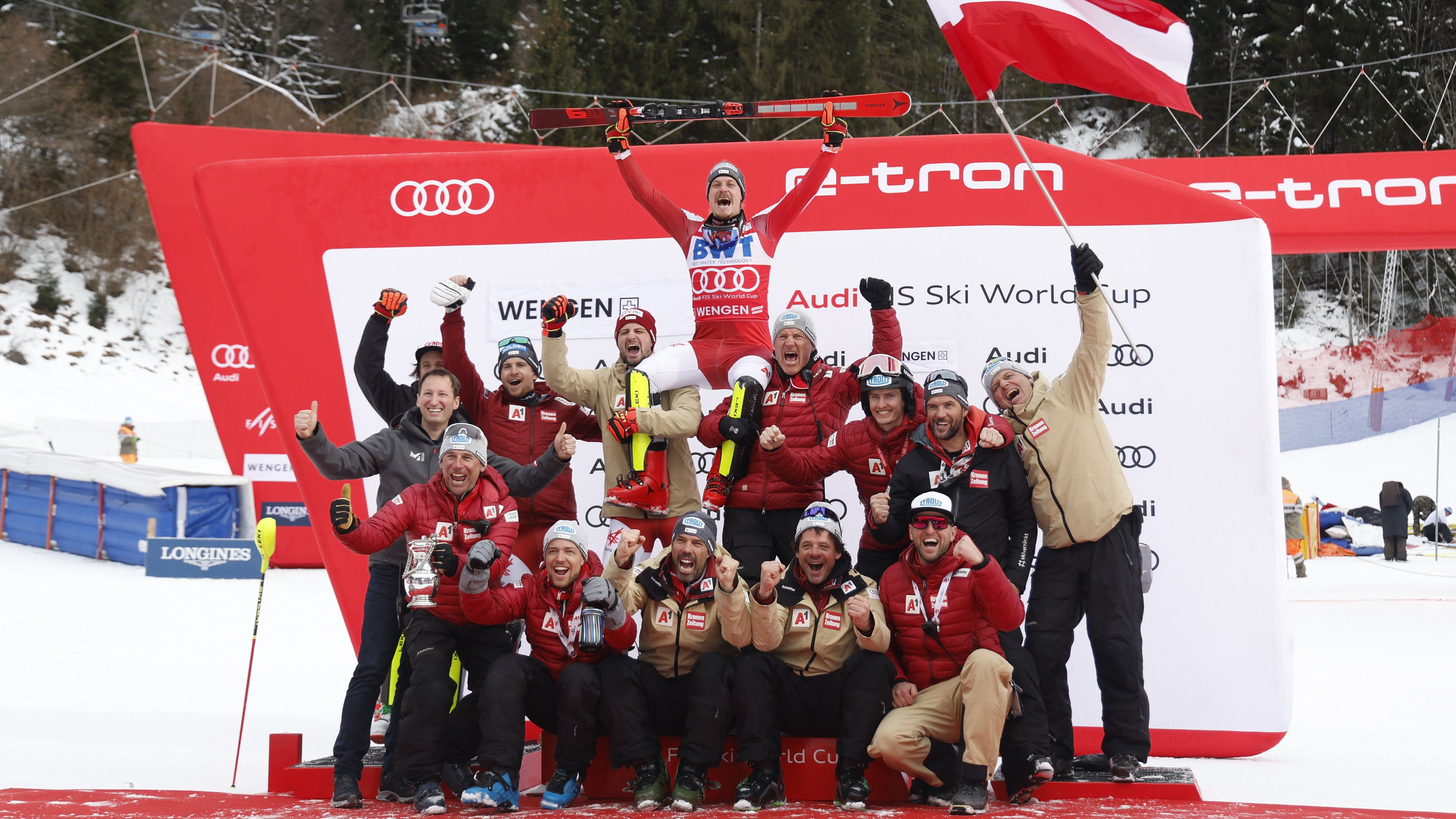 Az osztrák küldöttség Wengenben, felül a hétvége hőse, Manuel Feller (Fotó: Getty Images)