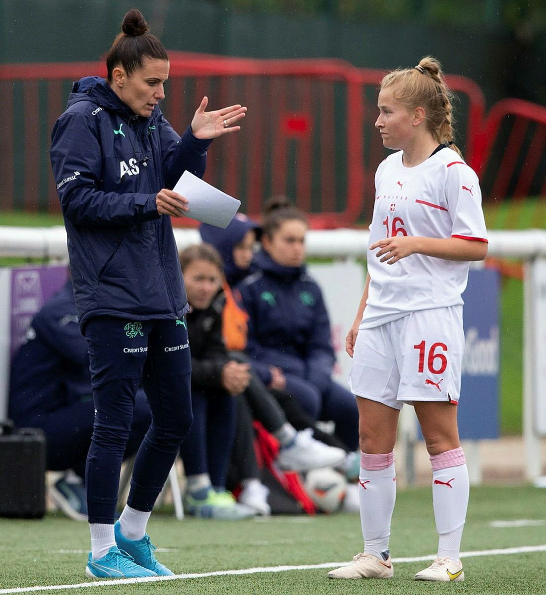 Bár a 30 esztendős magyar edző szakmai tudását a férfi futball közegében is elismerik, Szarvas Alexandra mindig fontosnak tartotta, hogy a női labdarúgástól se szakadjon el – a Thun mellett asszisztens edzőként dolgozik női U19-es svájci válogatottnál.