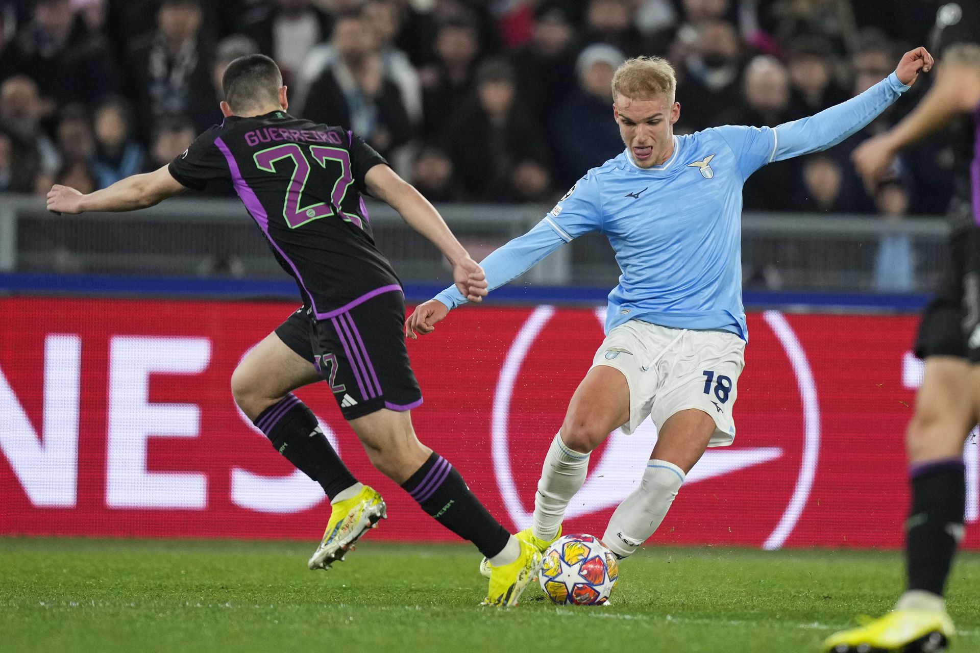 Guerreiro (balra) és Isaksen párharca a Lazio–Bayern München meccsen Fotó: MTI/AP/Andrew Medichini