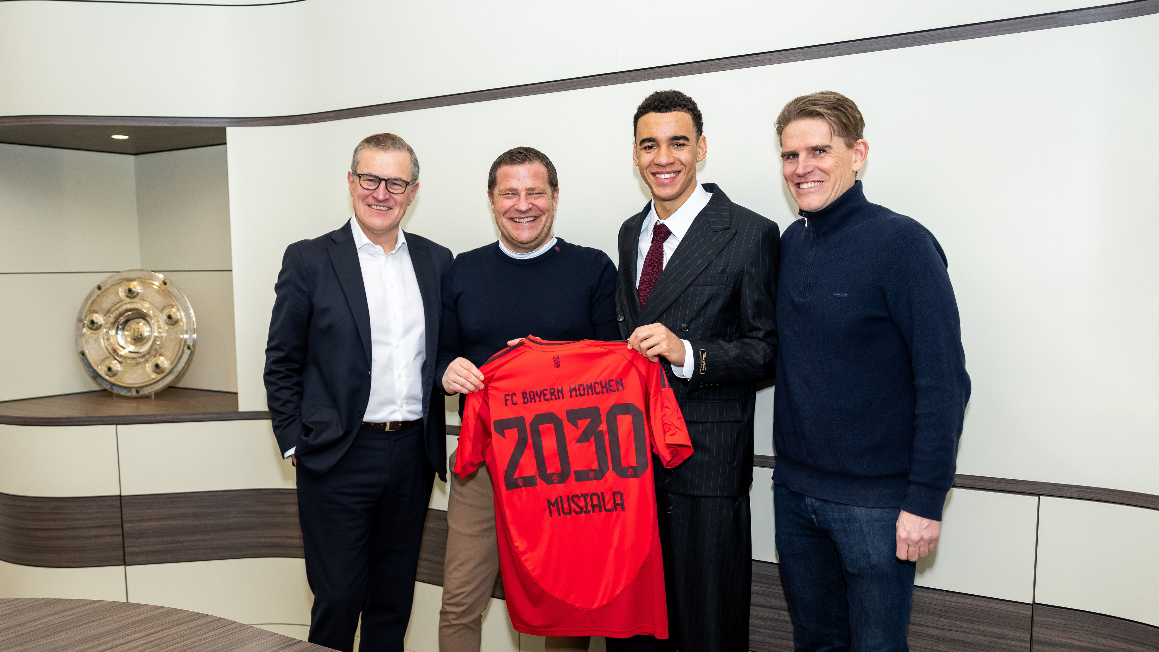 Jamal Musiala 2030-ig hosszabbított a Bayernnél