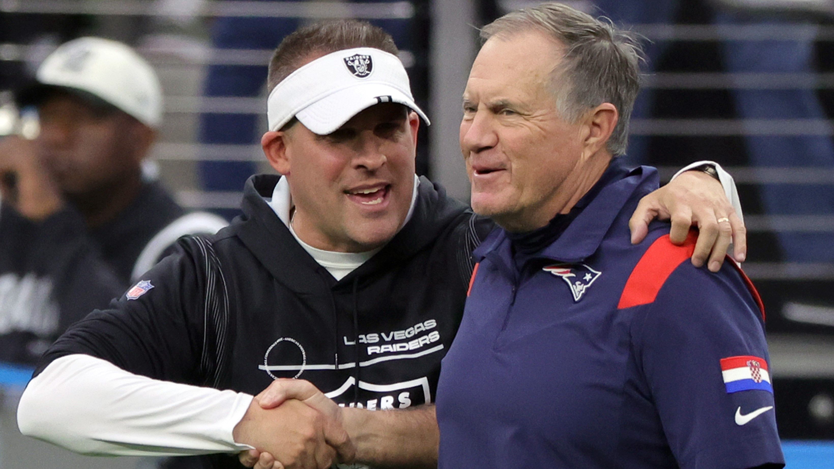 Josh McDaniels, a Las Vegas Raiders vezetőedzője és korábbi főnöke, Bill Belichick, a New England Patriots főedzője (Fotó: Getty Images)