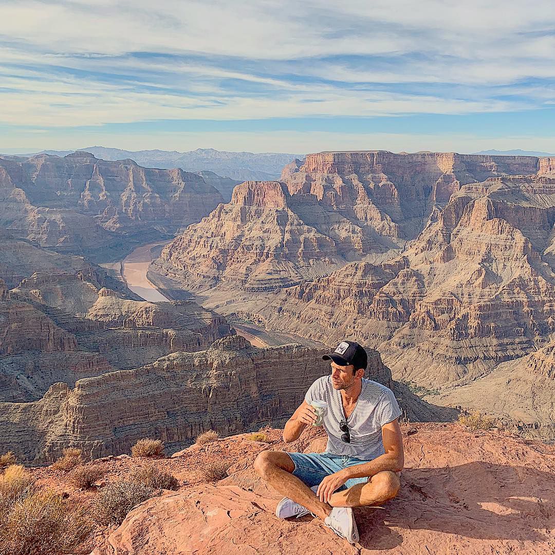 Kásás Tamás szeret világot látni, itt épp a Grand Canyonnál ücsörög (Fotó: Instagram)