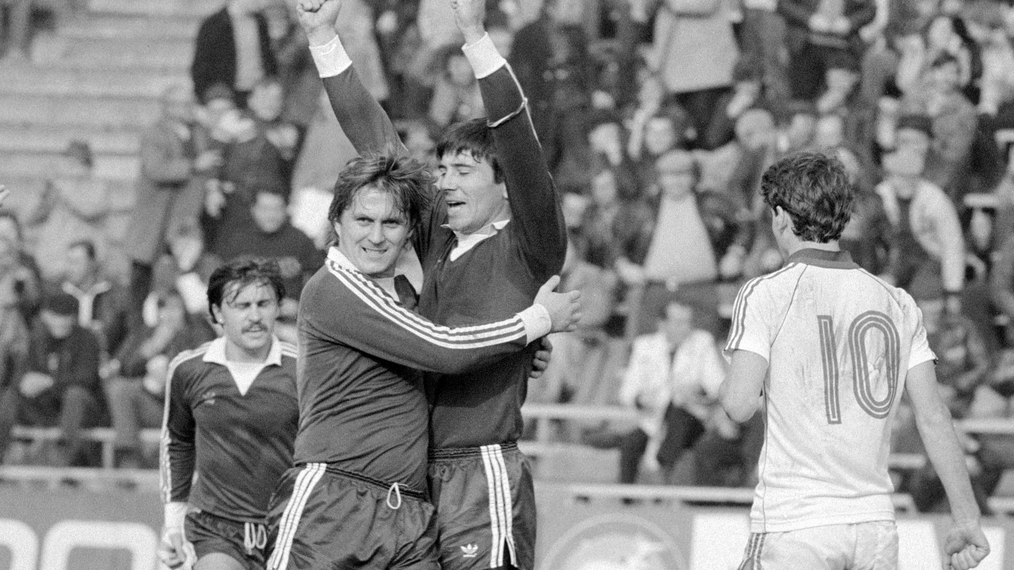 Törőcsik András ünnepli 1983-ban a Videoton ellen gólt szerző Fekete Lászlót (fotó: MTI/Németh Ferenc)