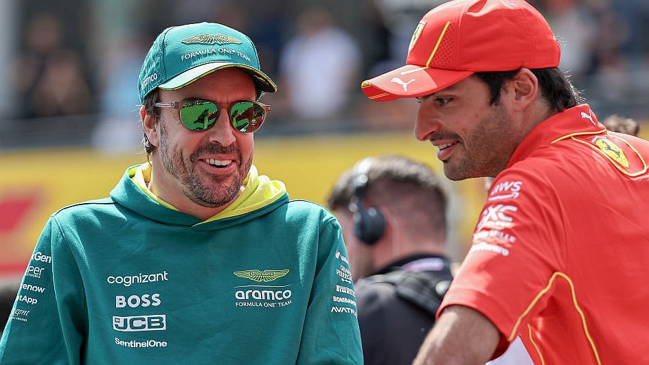 Fernando Alonso (balra) múlt csütörtökön jelentette be, hogy marad az Aston Martinnál