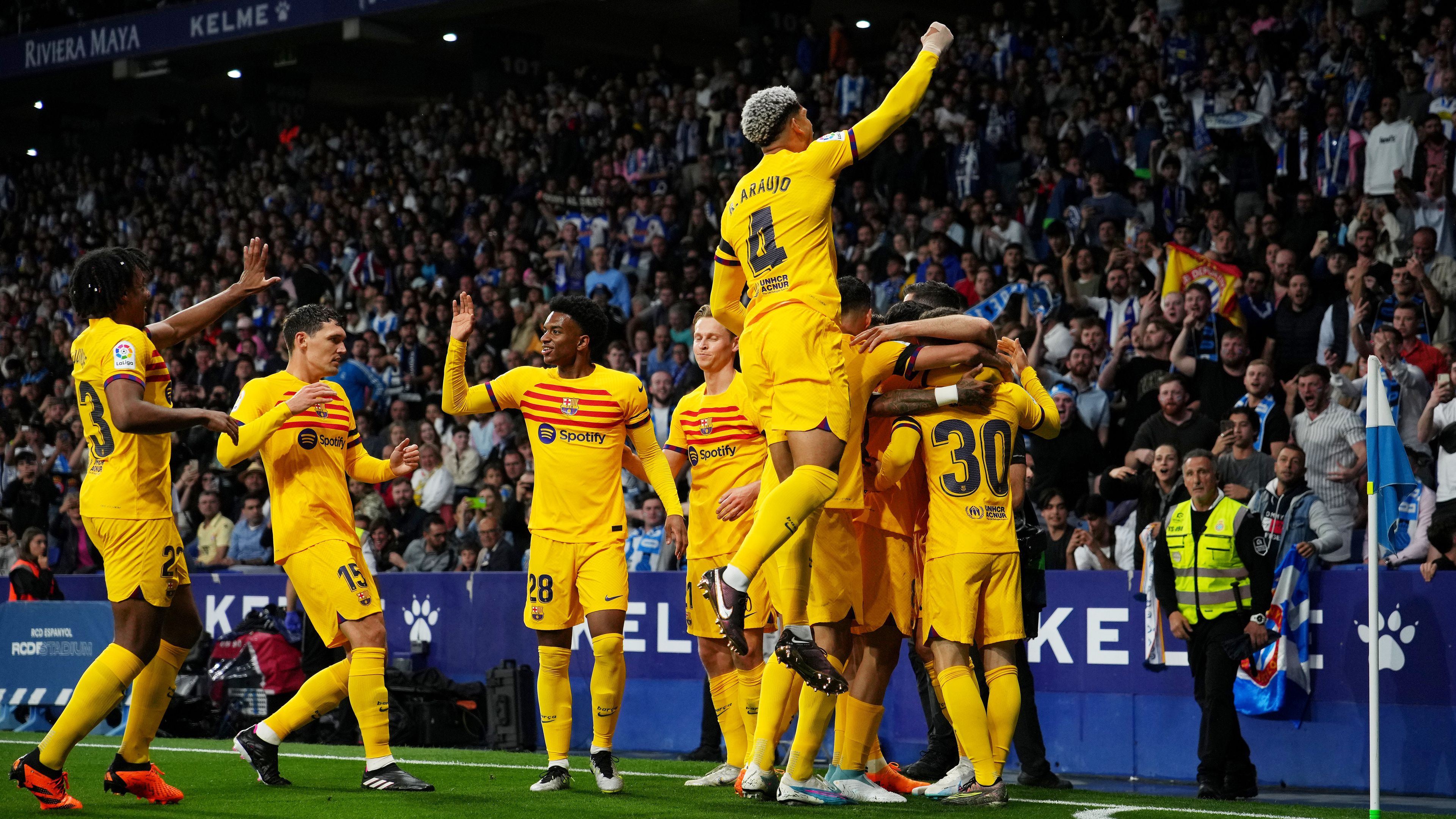 Az Espanyol elleni katalán derbi lefújása után kezdődhetett az ünneplés, a Barcelona 2019 után ismét felült Spanyolország trónjára.