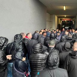 A Vidi drukkerei a csapatbusznál várták a játékosokat – fotó