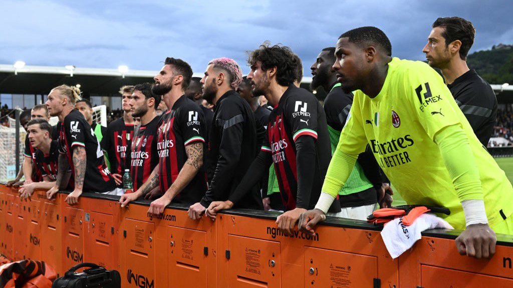 A szurkolók tartotta eligazításra figyelnek a Milan játékosai