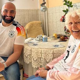 Videó! Ilyet sem láttunk még, 93 éves nagyi végezte el a német kapitány munkáját