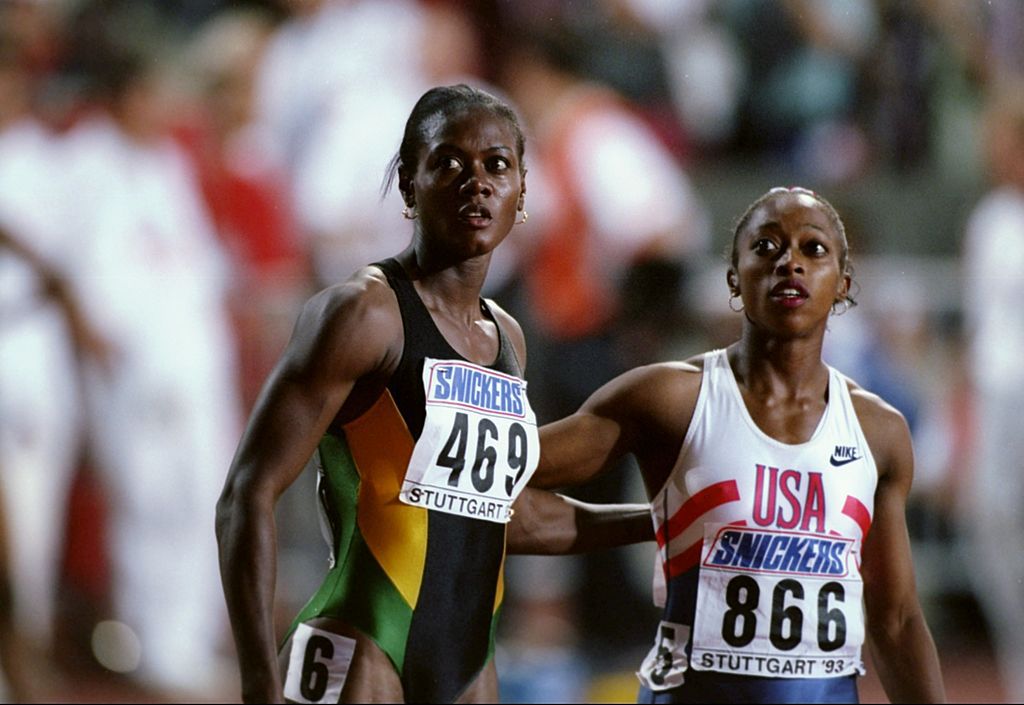 Itt is Isten segítette vajon? Az 1993-as világbajnokságon a 100 sík döntője után Merlene Ottey-val izgatottan várják, mit hoz ki a célfotó (Fotó: Getty Images)