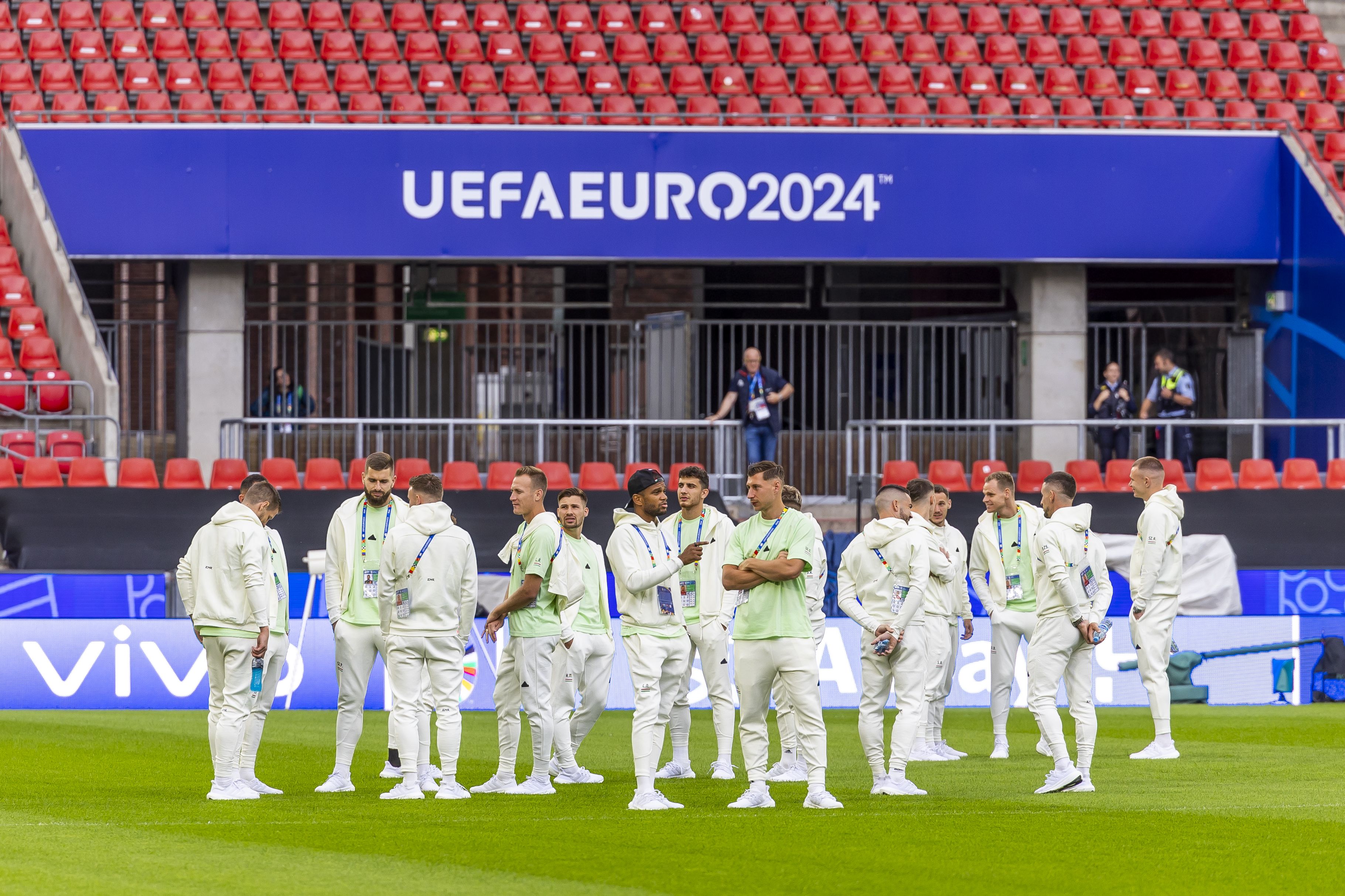 A magyar válogatott péntek este már a kölni stadion gyepén szemlélte a szombati, Svájc elleni csata helyszínét Fotó: Czerkl Gábor